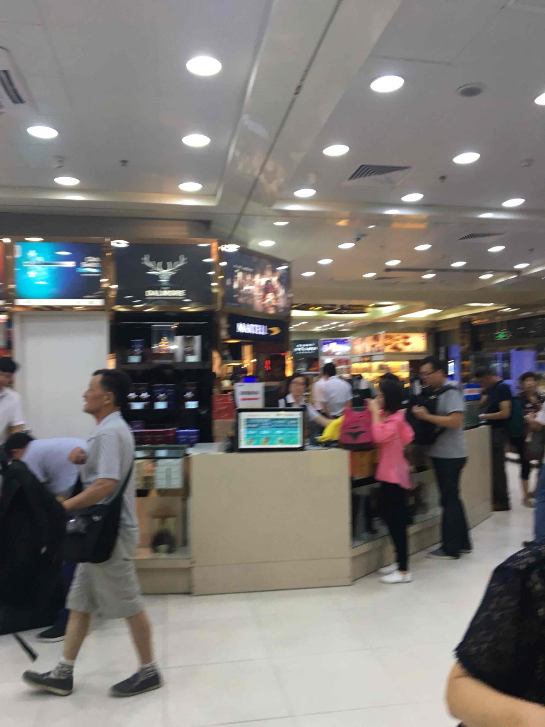 免税店人太多了没意思