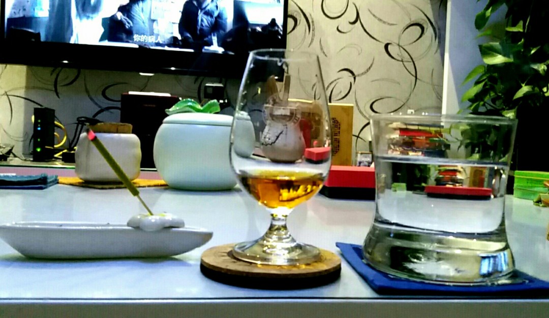 倒杯酒 点支香 看部剧