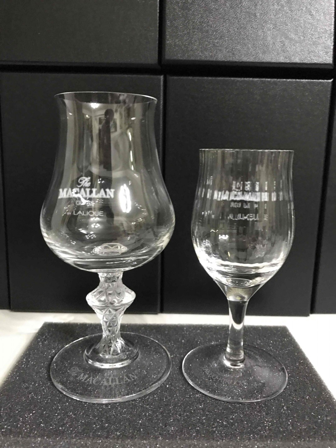 麦卡伦水晶莱俪杯。 实际用过闻香很棒，似乎可以很快醒酒。 质感也很棒，杯底有签名