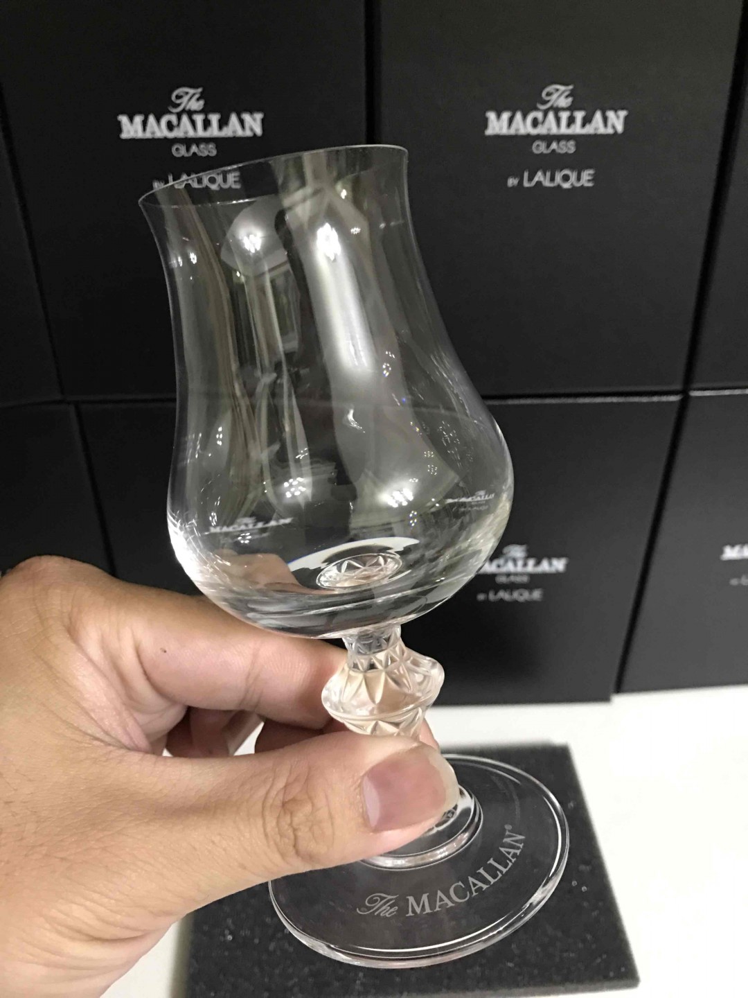 麦卡伦水晶莱俪杯。 实际用过闻香很棒，似乎可以很快醒酒。 质感也很棒，杯底有签名