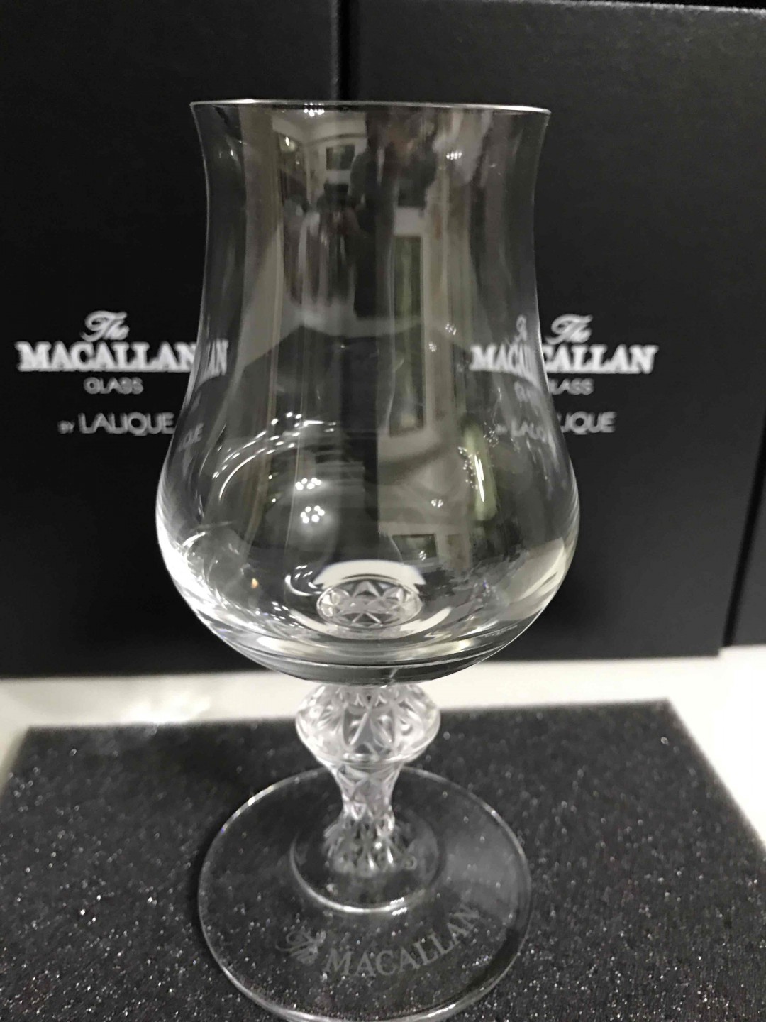 麦卡伦水晶莱俪杯。 实际用过闻香很棒，似乎可以很快醒酒。 质感也很棒，杯底有签名