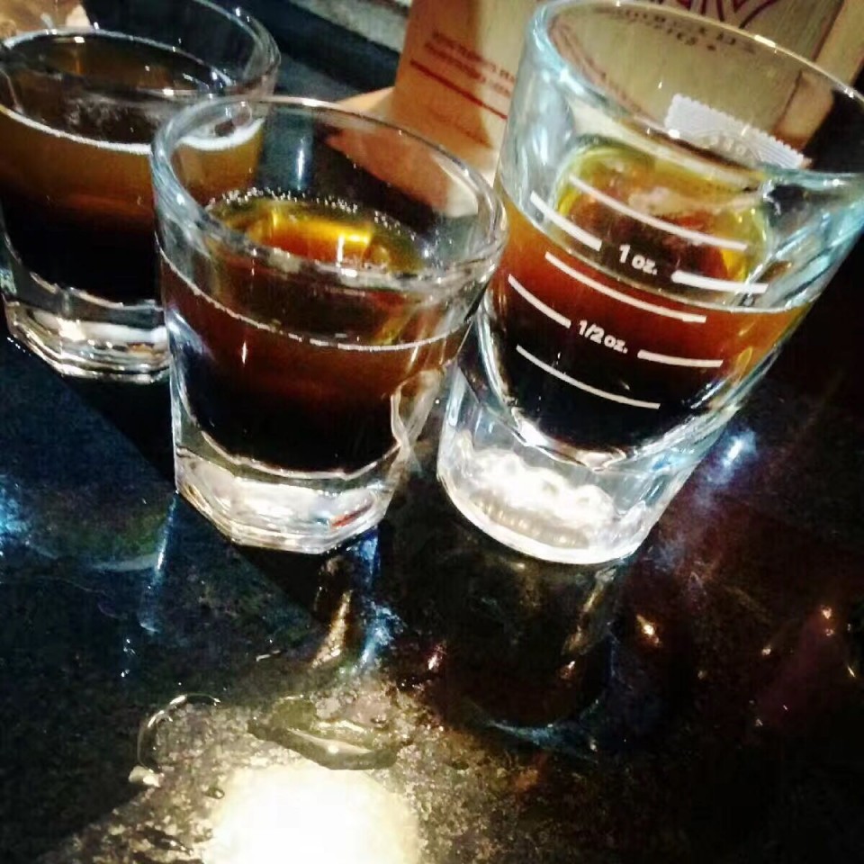 估计也就美国啤酒能玩到登峰造极[拳头]用了中国元素【阴】帝国和【阳】IPA，合体后能分层，太尼玛闹坏了👊🏿👊🏿👊🏿
