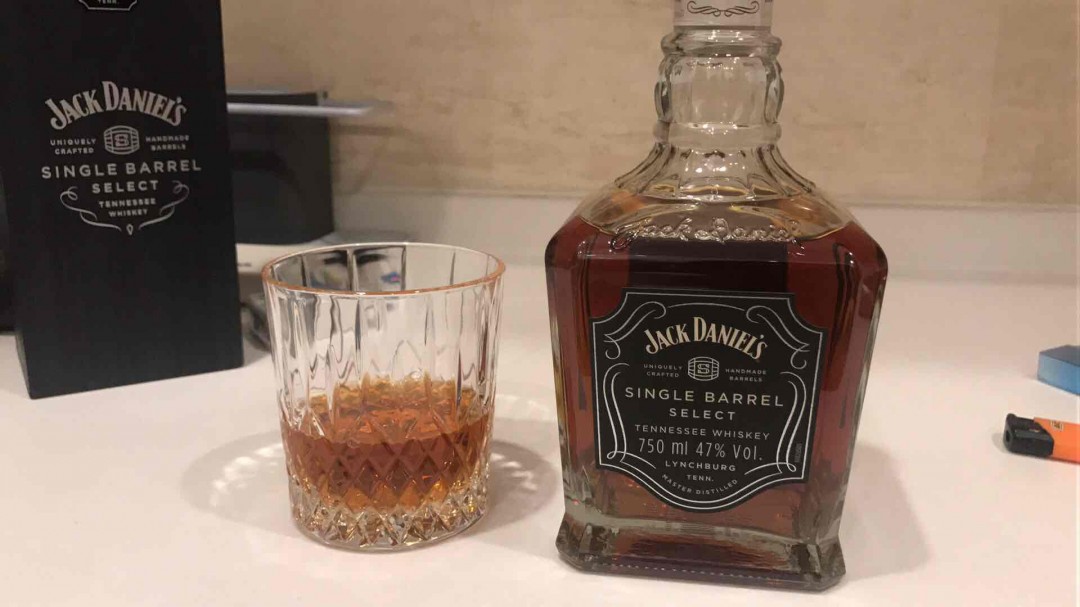 钟爱杰克丹尼，此款单桶色泽敦厚，酒体清澈你，入口十分柔顺，焦糖味厚重，推荐给同样喜爱波本的朋友。