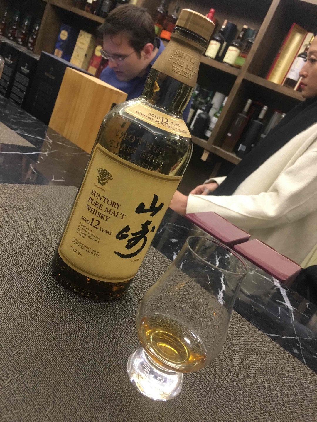 哪位大神解读一下这两种山崎和响跟普通无年份的区别，老板说这个12十二年是天津最后一瓶原年酒，求大神解读原年酒和普通的区别
