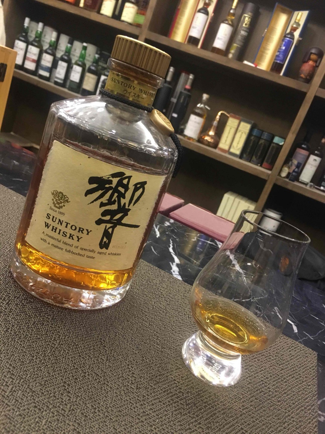 哪位大神解读一下这两种山崎和响跟普通无年份的区别，老板说这个12十二年是天津最后一瓶原年酒，求大神解读原年酒和普通的区别