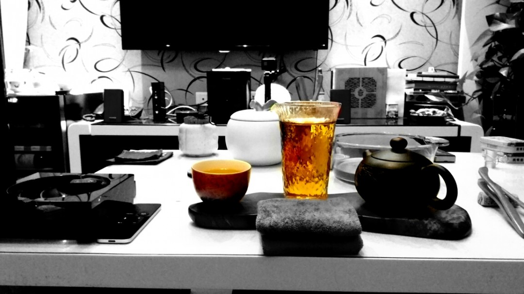 夜晚 总要一点光 <p class='p'/>而我 喜欢琥珀色