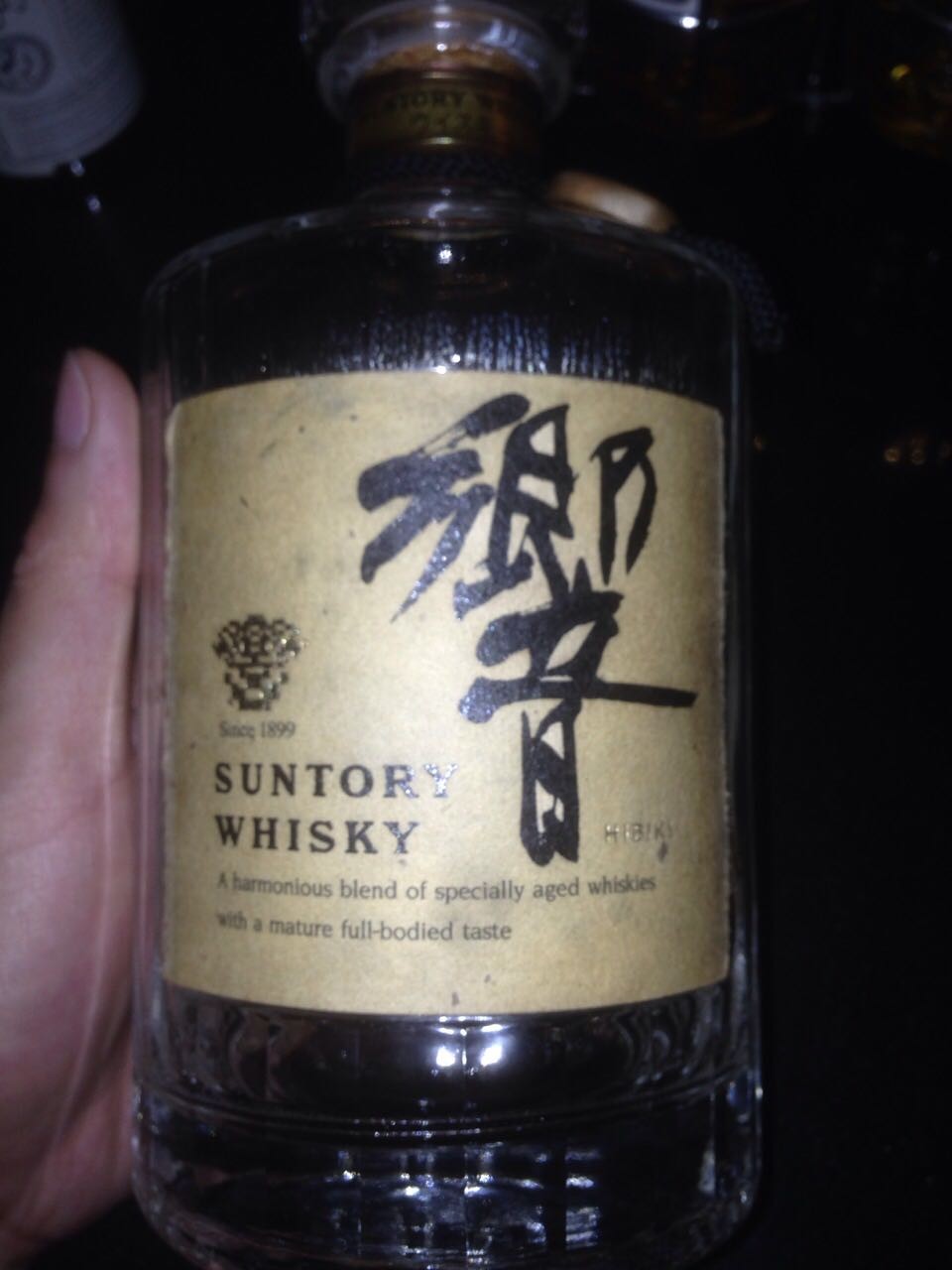 響第一版是双狮标，第二版是金花标，沿用至2016年。第三版就是我们现在常见到的 和风醇韵。第一版和第二版又有三个系列：第一系列是黄铜头黄铜扣（楼主图上所示），第二系列是水晶头黄铜扣（我配图所示）第三系列是金色标水晶头。分别是东京、京都、大阪限定。三得利第一版、第二版不标注年份的特色，让大伙以为这是无年份的，其实是几十种高年份的原酒调配的。