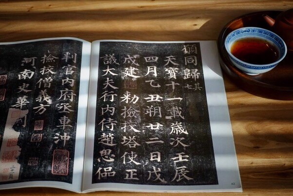 谁说时间不会说话，它分明在我们20岁时雕刻下风起云涌，又在40岁时书写下了云淡风轻…