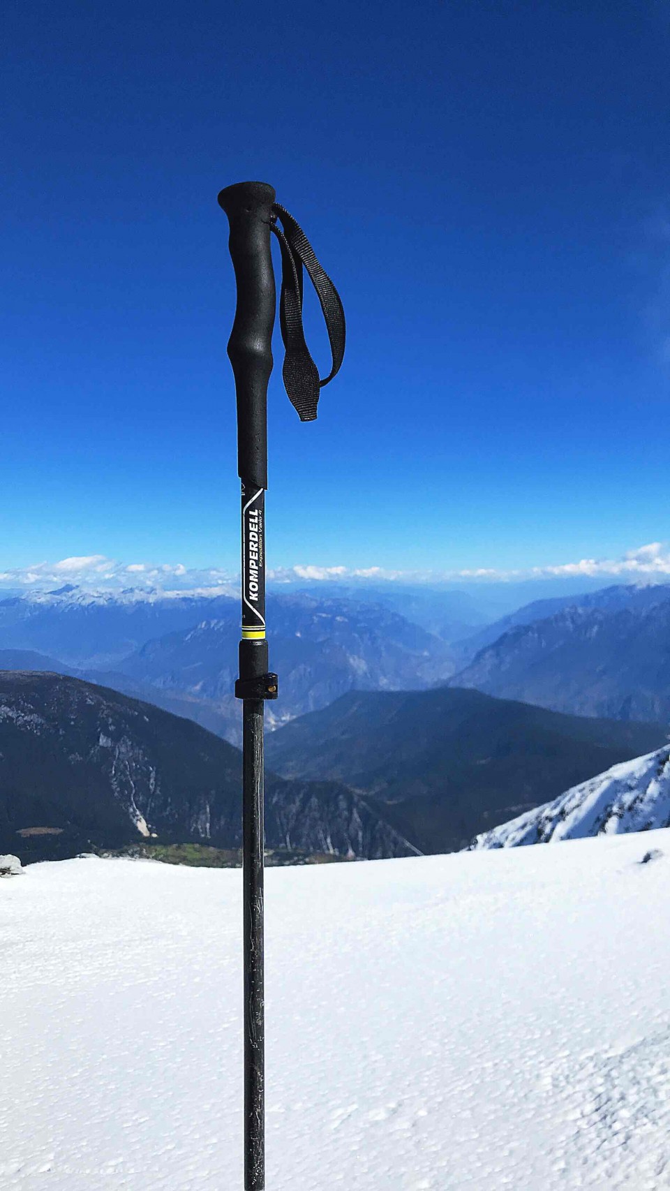 一不小心登了一座雪山，想背一瓶白洲到山顶的，在雪山之巅来一口威士忌，那叫 爽！