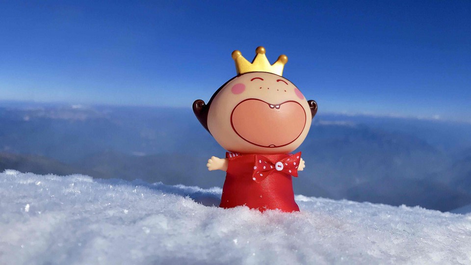 一不小心登了一座雪山，想背一瓶白洲到山顶的，在雪山之巅来一口威士忌，那叫 爽！