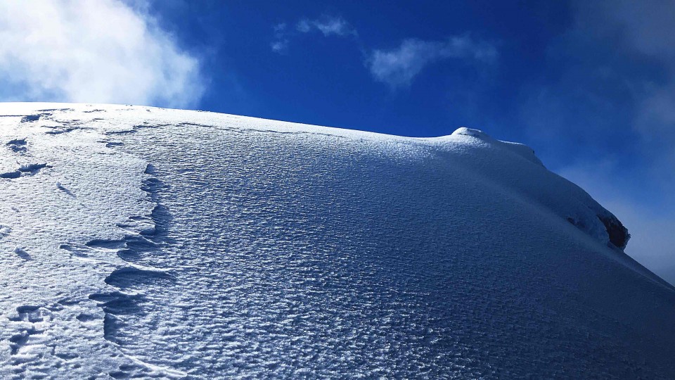 一不小心登了一座雪山，想背一瓶白洲到山顶的，在雪山之巅来一口威士忌，那叫 爽！