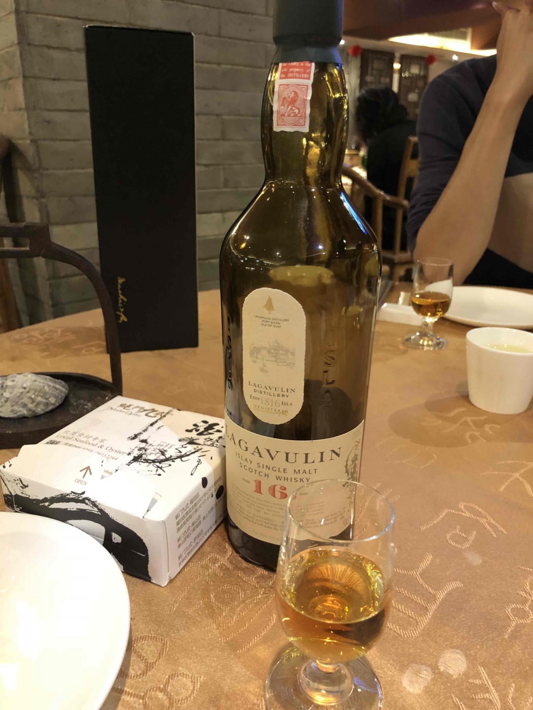 威士忌淋上吉拉多，酸菜熬生蚝。