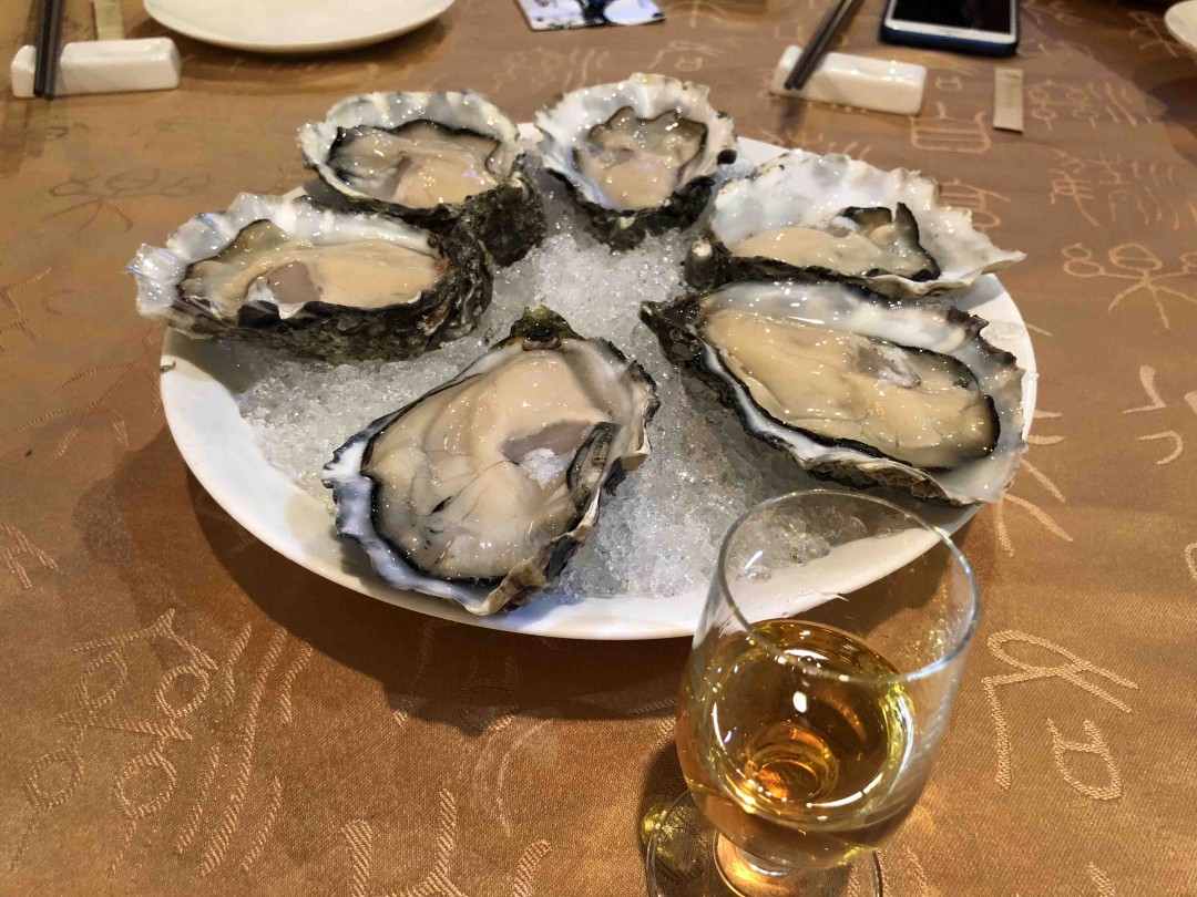 威士忌淋上吉拉多，酸菜熬生蚝。