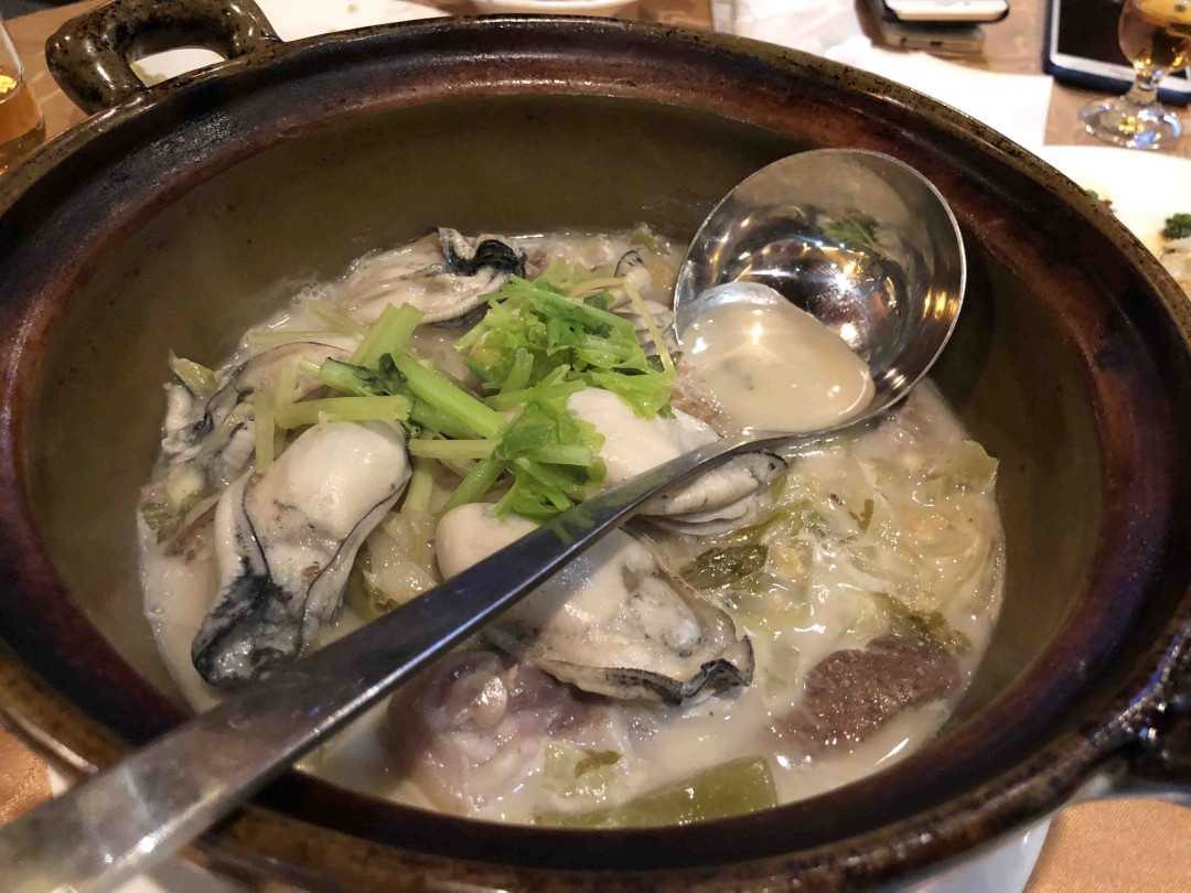 威士忌淋上吉拉多，酸菜熬生蚝。
