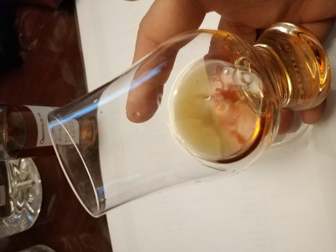 昨天纯盲品了一瓶酒 用不带标的分享瓶纯盲品，然后再揭晓答案，非常有意思，这瓶酒很不错，但是好像不好买