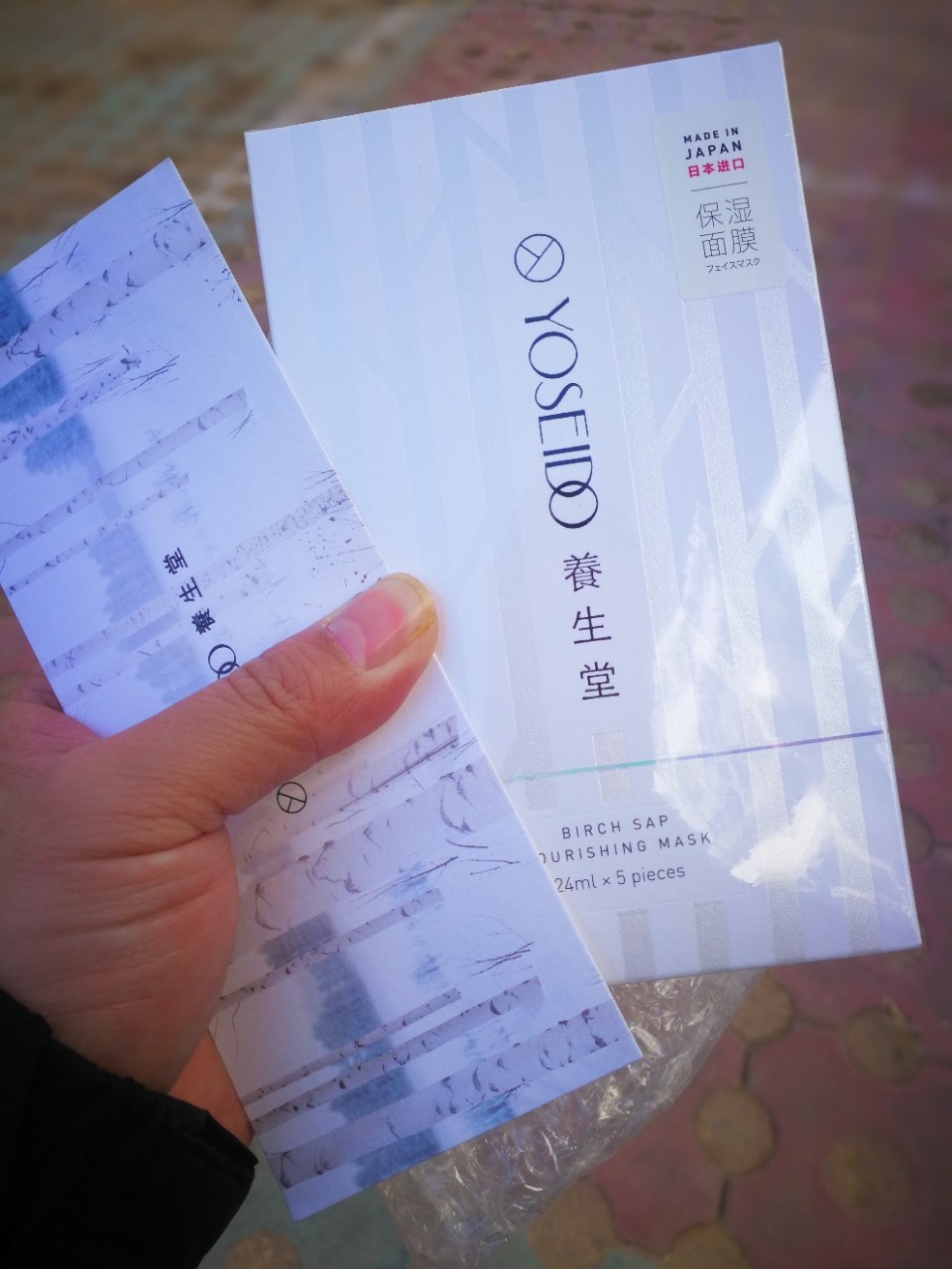 偶尔拿出喝酒的钱给她买点小物件