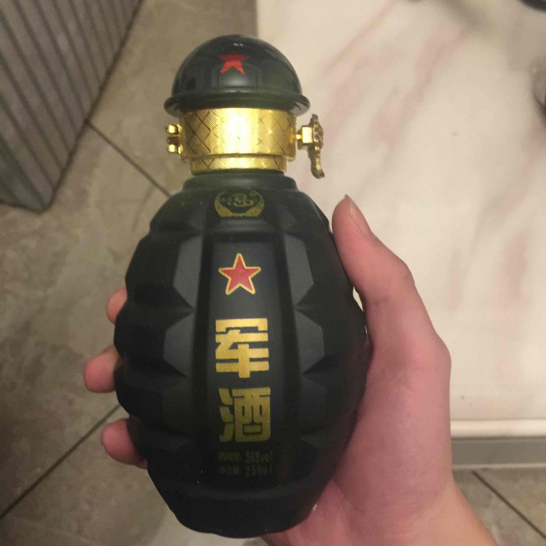 朋友送的白酒外形有点嗨