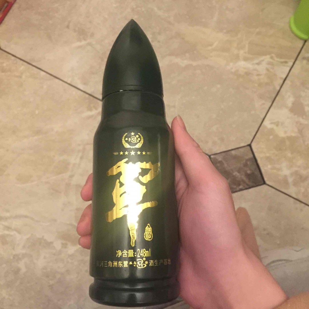 朋友送的白酒外形有点嗨