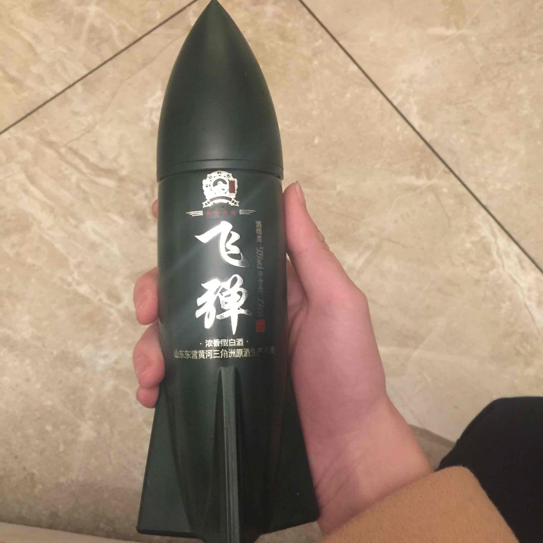 朋友送的白酒外形有点嗨
