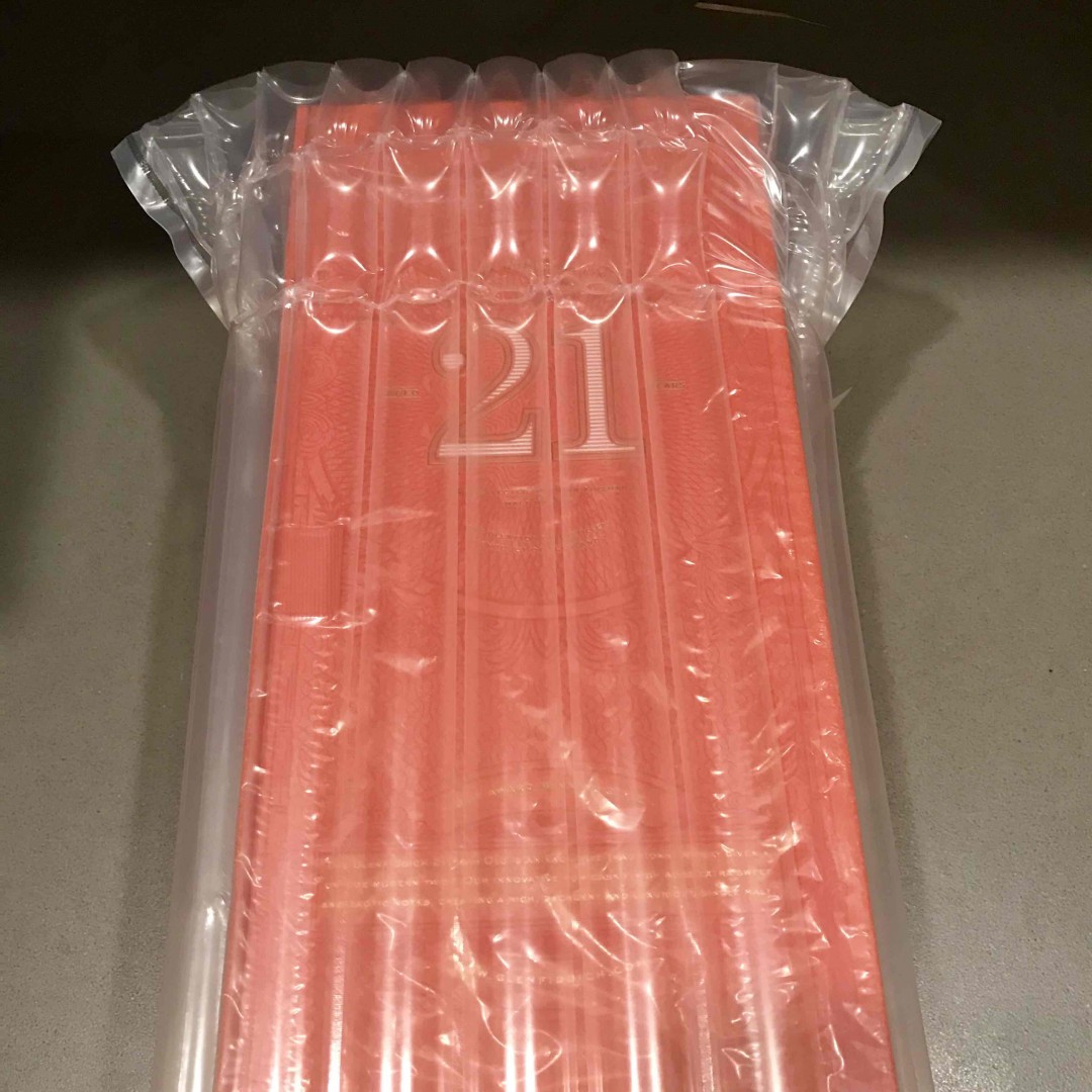 隔日达，包装也不错，赞一个！最近无聊比较了一下两格一麦的境外电商价格，发现格兰菲迪还真是国内便宜！<img src='https://sdata.whiskyworm.com/xcxpics/emoji_80.png' class='emoji' />