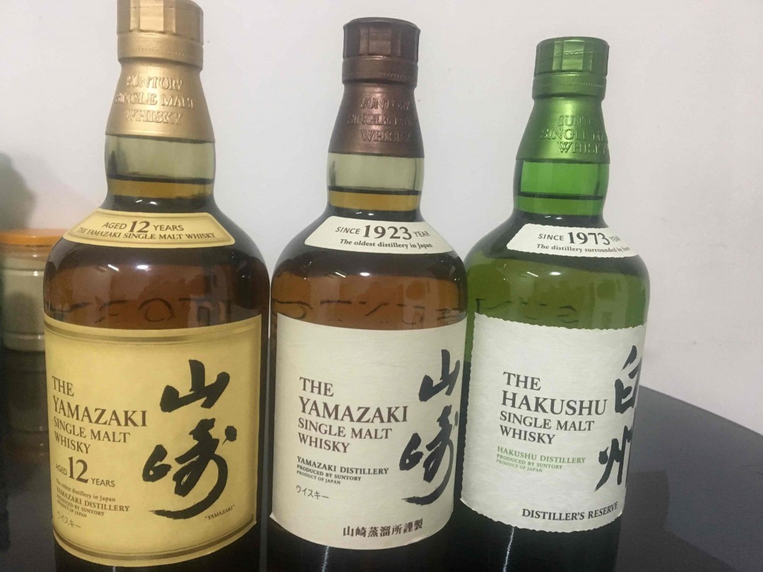 应该都是真的吧。每一瓶的字深度不一样