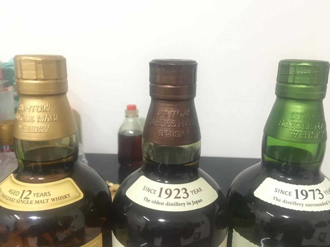 应该都是真的吧。每一瓶的字深度不一样