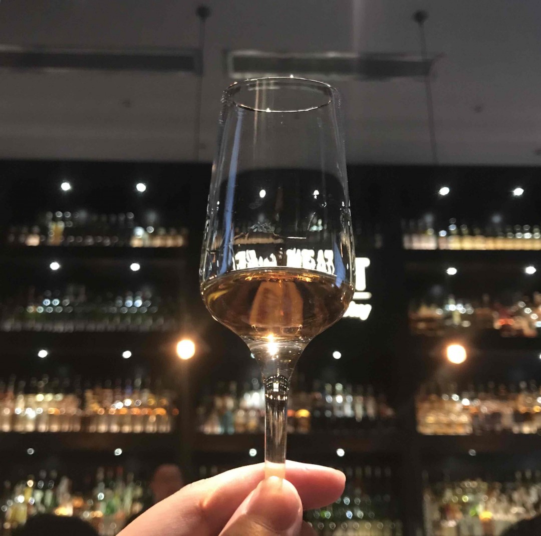 今天体验了一下不同酒桶对酒的影响，整体感觉格兰杰偏淡，风味确实需要木桶来加强。18年好入口，自己喝还是稀印吧！