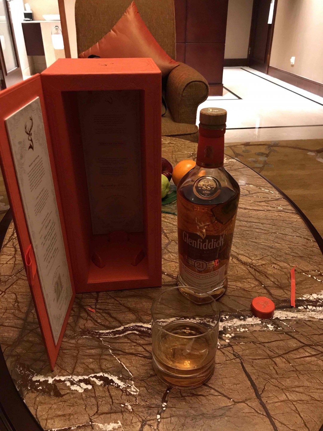 呆酒店没事干，开来喝喝，盒子真漂亮…