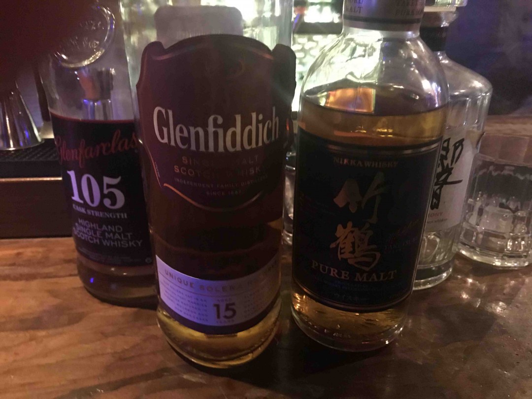 一个人的圣诞节，身边不是一对对就是一群群，唯有酒精取暖。