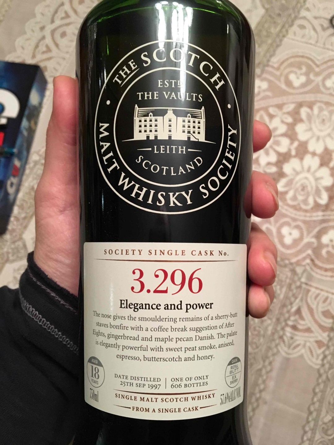 圣诞夜，开瓶好酒. 协会 3.296， 18年，单桶，57.6%， 雪梨桶 颜色：琥珀色 香味：典型的烟熏雪梨。还有淡淡的咖啡味 口感：很柔和，但马上一股爆发 余味：一丝八角味道和蜜香 相当不错，让我马上想到恶魔桶第二版。