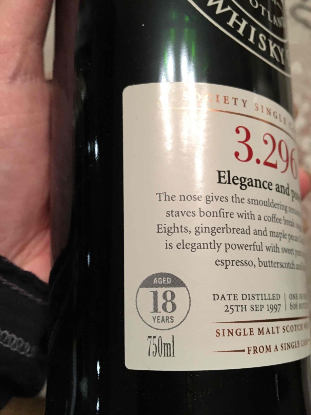 圣诞夜，开瓶好酒. 协会 3.296， 18年，单桶，57.6%， 雪梨桶 颜色：琥珀色 香味：典型的烟熏雪梨。还有淡淡的咖啡味 口感：很柔和，但马上一股爆发 余味：一丝八角味道和蜜香 相当不错，让我马上想到恶魔桶第二版。