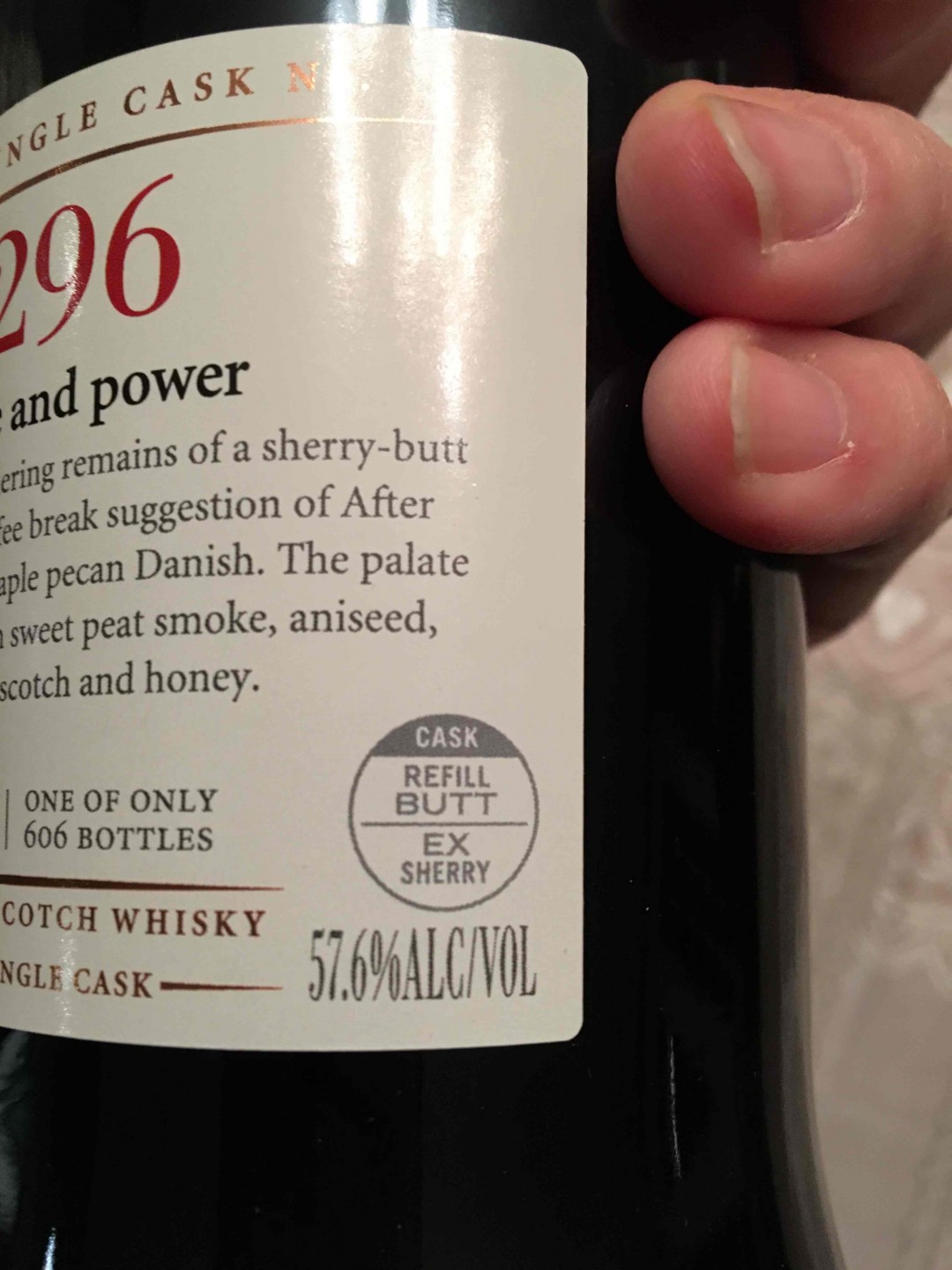 圣诞夜，开瓶好酒. 协会 3.296， 18年，单桶，57.6%， 雪梨桶 颜色：琥珀色 香味：典型的烟熏雪梨。还有淡淡的咖啡味 口感：很柔和，但马上一股爆发 余味：一丝八角味道和蜜香 相当不错，让我马上想到恶魔桶第二版。