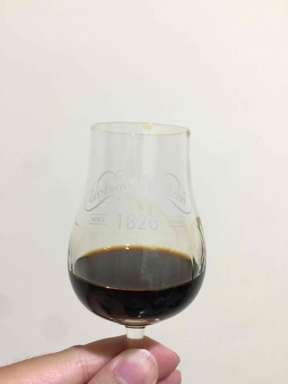 先试第一支，30年Px雪利酒。 酒体异常浓厚。香气：红枣，强烈的乌梅，黑糖，山楂。口感：葡萄与梅子的甜（比可乐还要甜），之后是焦糖的微苦。余韵悠长。 建议大家冷饮