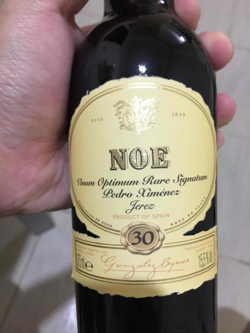 先试第一支，30年Px雪利酒。 酒体异常浓厚。香气：红枣，强烈的乌梅，黑糖，山楂。口感：葡萄与梅子的甜（比可乐还要甜），之后是焦糖的微苦。余韵悠长。 建议大家冷饮