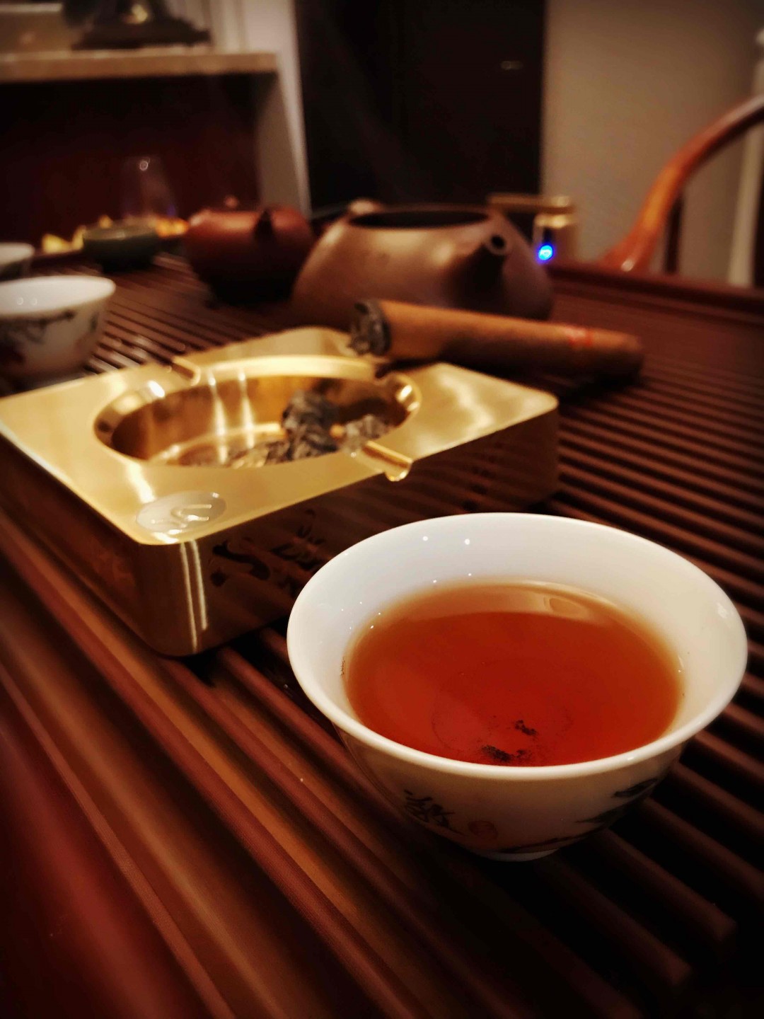 友聚，茶，酒，茄<img src='https://sdata.whiskyworm.com/xcxpics/emoji_14.png' class='emoji' />