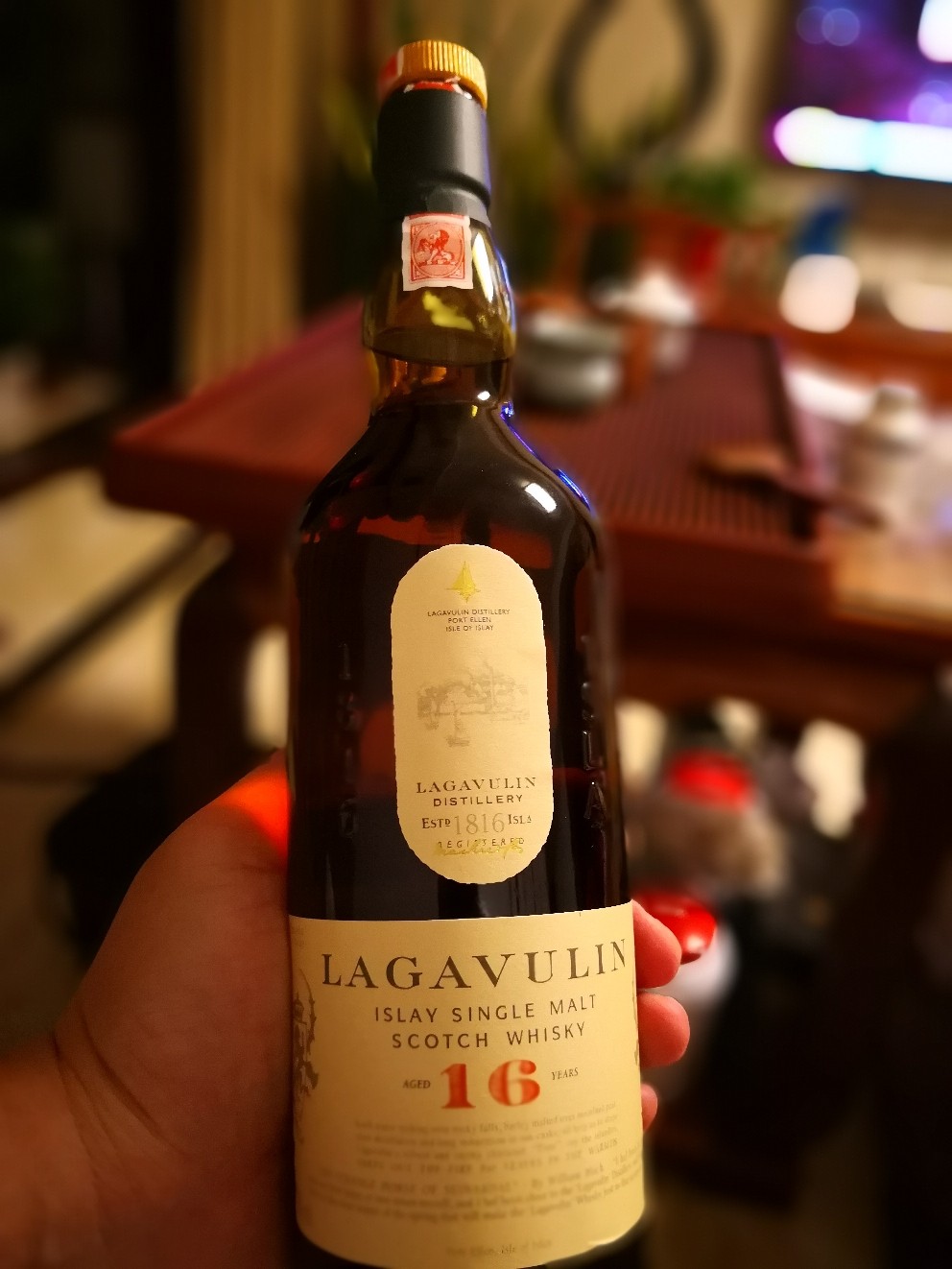 庆祝新年，开瓶新酒