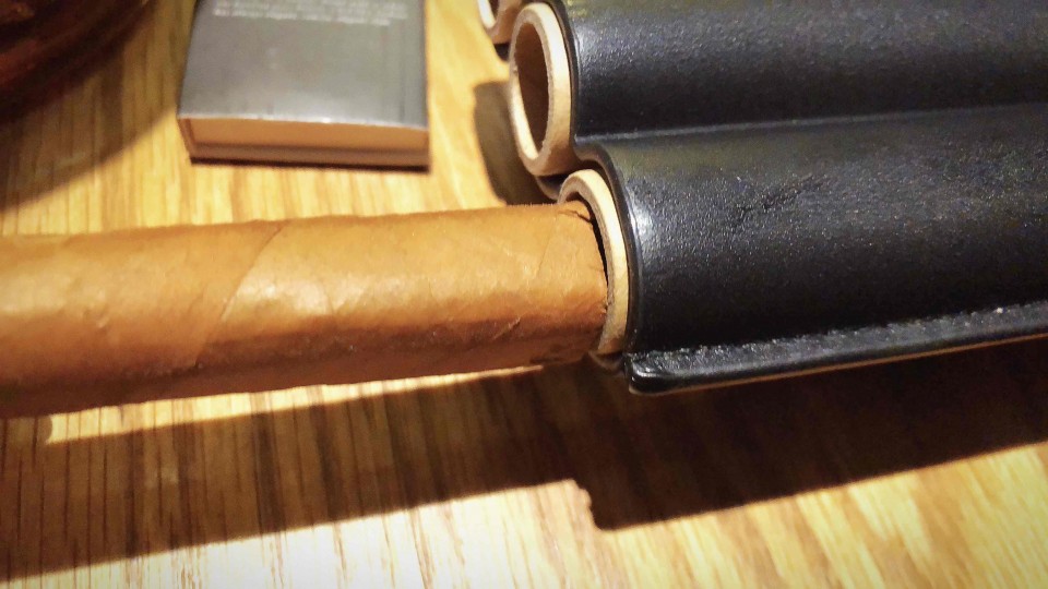 买了雪茄，根本放不进去～～ 我讨厌赠品！ 😂