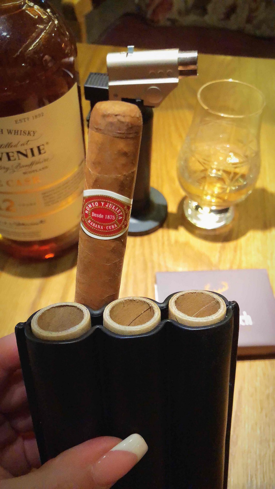 买了雪茄，根本放不进去～～ 我讨厌赠品！ 😂