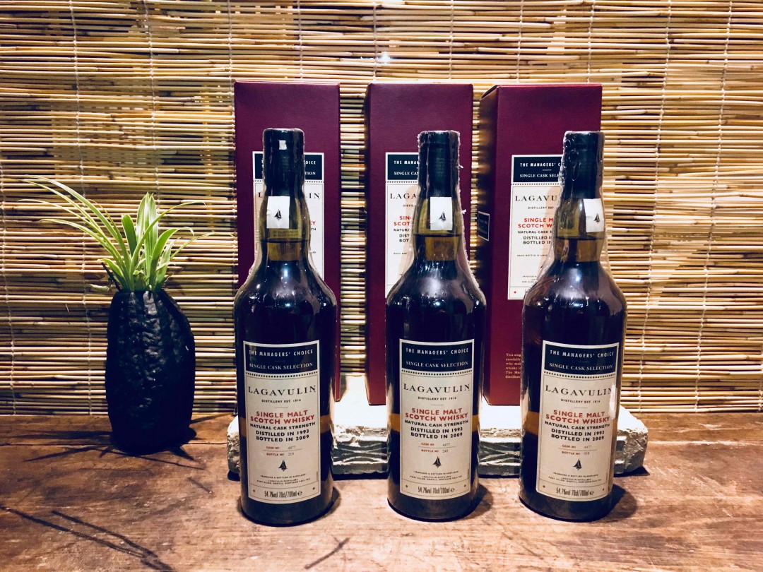 喜庆！知道春节来临了，连包装都很应景<img src='https://sdata.whiskyworm.com/xcxpics/emoji_21.png' class='emoji' /> 可惜的是这款是Lagavulin整个系列里面号称购买难度系数排名第二，所以一直都没有下得了手折磨)<img src='https://sdata.whiskyworm.com/xcxpics/emoji_36.png' class='emoji' /><img src='https://sdata.whiskyworm.com/xcxpics/emoji_36.png' class='emoji' />