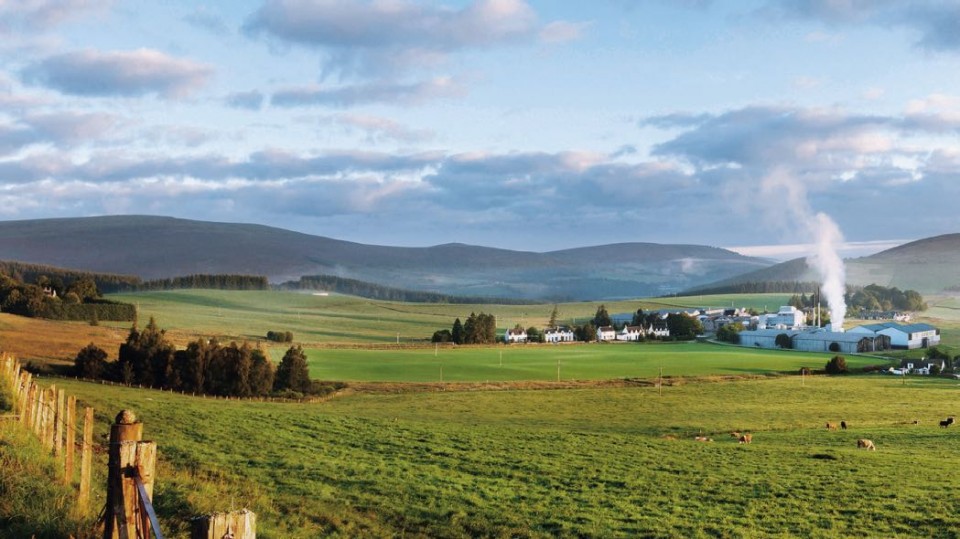 如同我国的瓷器(China)，苏格兰威士忌也拥有一个响亮的简称：Scotch。作为一种以国家命名的烈酒，苏格兰威士忌享誉世界。然而风光无限之前，它也经历过坎坷的“至暗时刻”。18世纪到19世纪前半期，苏格兰威士忌产业被征收重税、严格管制，高压之下，民间非法私酿迅速发展，人们藏身于高地深山之中秘密制造威士忌，但因此得到各种丰富资源：优质大麦、甜美的流水和可作燃料的泥煤等等，酿酒工艺也日渐提升。 品质优秀的私酿威士忌不仅广受普通百姓欢迎，还得到贵族阶层甚至王室的青睐。1822年，国王乔治四世到访苏格兰时要求喝威士忌，“非法”的名号也阻挡不了英国君主对美酒的热情。两年后，相关法规得以修改，各项条例放宽，税赋下降，苏格兰威士忌回到了合法酿制的道路。