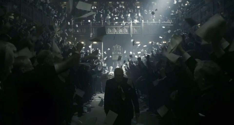 1945年，德国投降，嗜酒如命的丘吉尔，战胜了滴酒不沾的希特勒。1965年，他驾鹤西去，享年九十岁。 威士忌是苏格兰的血液，里面蕴含的坚毅、执着，引领着酒厂员工，引领着温斯顿·丘吉尔，引领着英国人民，永不言弃，抗争到底，从黑暗走到光明。 “古来圣贤皆寂寞，惟有饮者留其名。” （全文完）