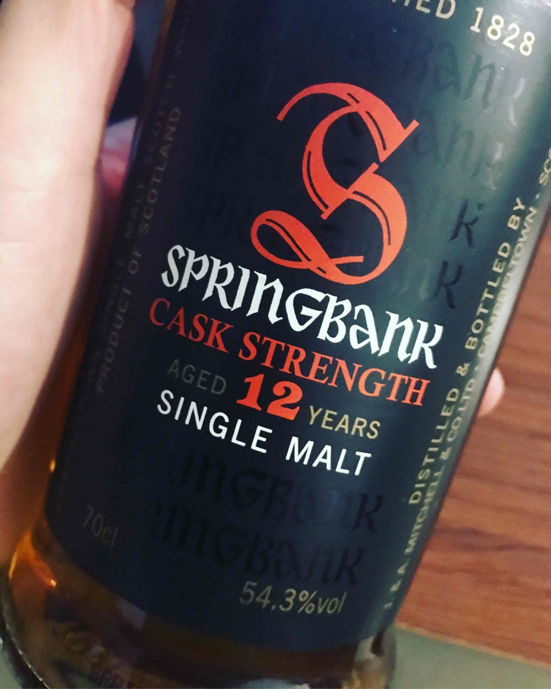 不知道是运气好还是不好，一开始喝威士忌就喝这些，但是真的忘记味道了；现在多看酒虫网酒评，多体会，开了瓶酒虫网的springbank cask strength，是自己喜欢的味道。