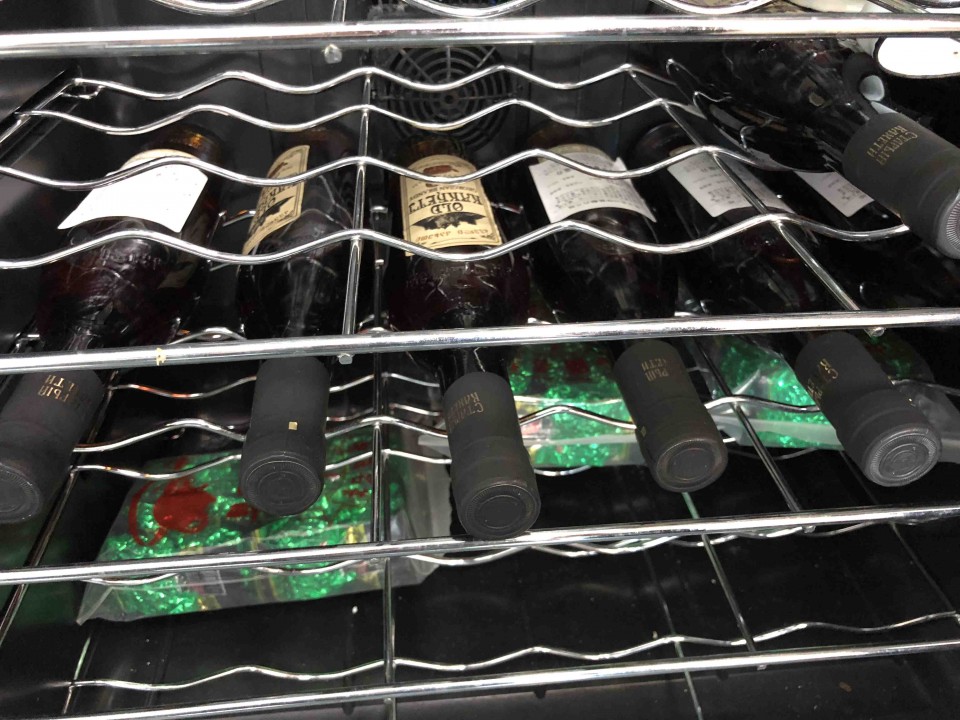 之前有朋友带了两箱这种白兰地，不好喝，一直放着。