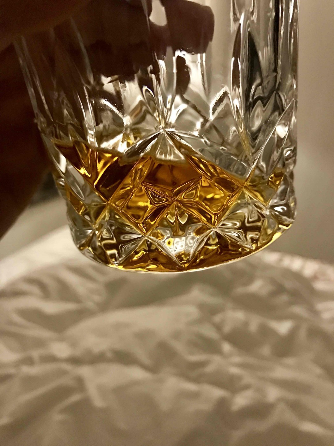 在酒蟲买的Talisker Ager 10 years single malt whisky，价钱太实惠了，闻香，口感，余味，我参照简介也分辨不出来，只能喝出烟熏，和点点酸味，但是这个酒的香味和味道都是我喜欢的，我觉得就够了。