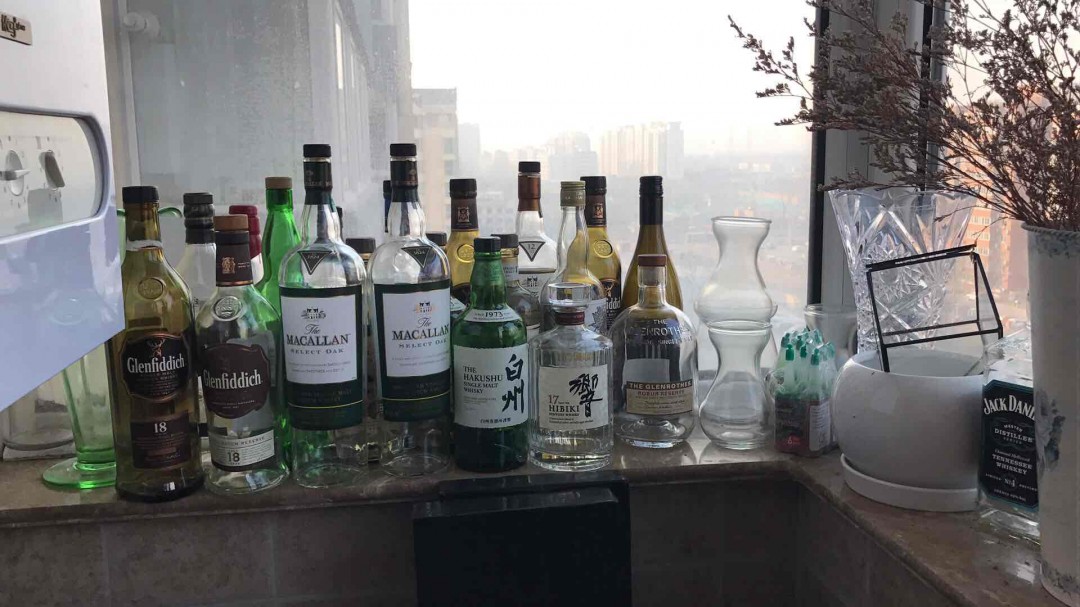 2017混乱喝了一年，逐渐入坑，钟爱日威，看了群中各路大神的推荐和酒评，2018入了几款口碑好威，准备系统性学习，逐步体会威士忌的魅力与乐趣！