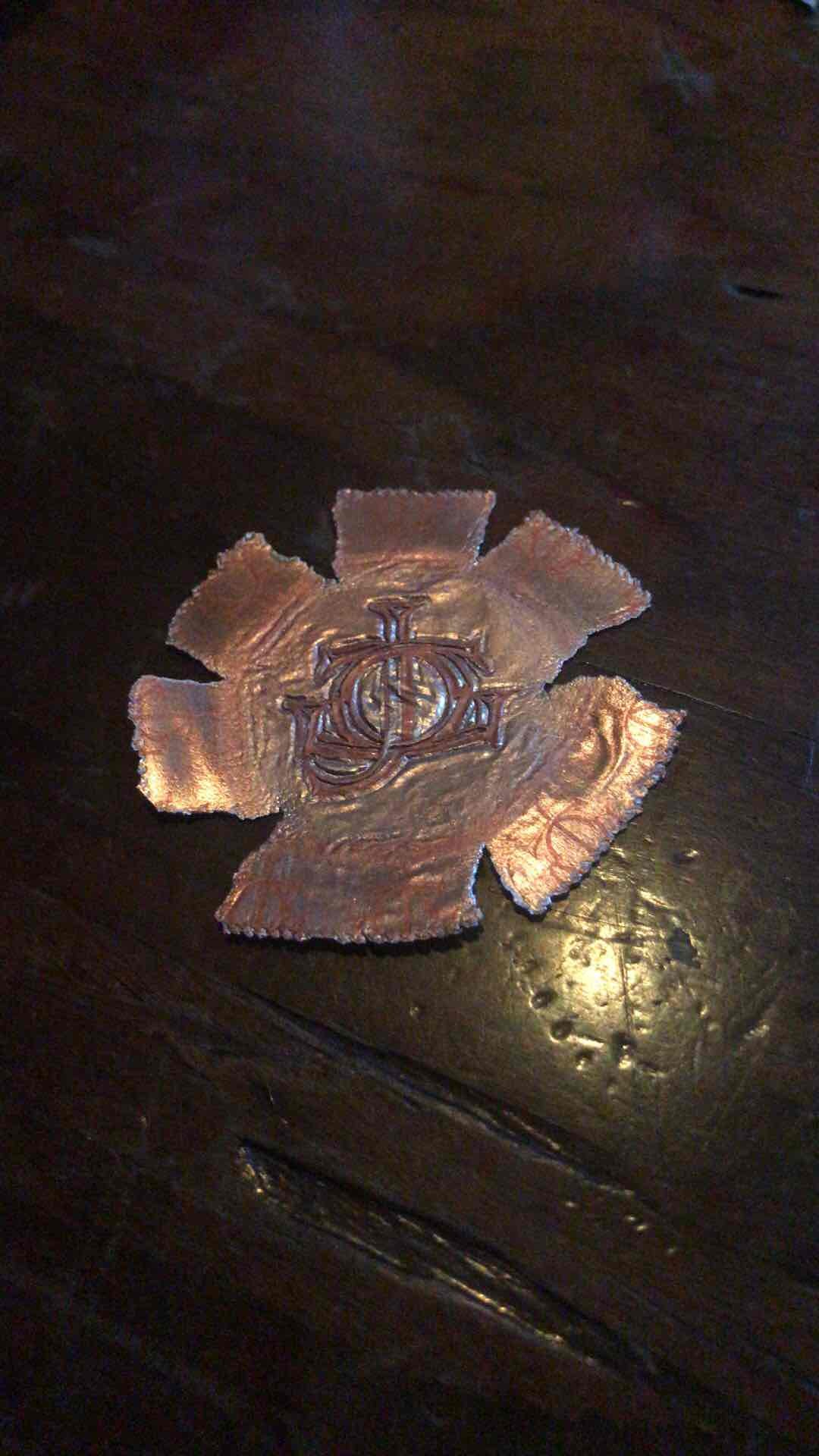过于紧张，举止奇怪，闭口不谈，左顾右盼，最终气急败坏，假以自在。