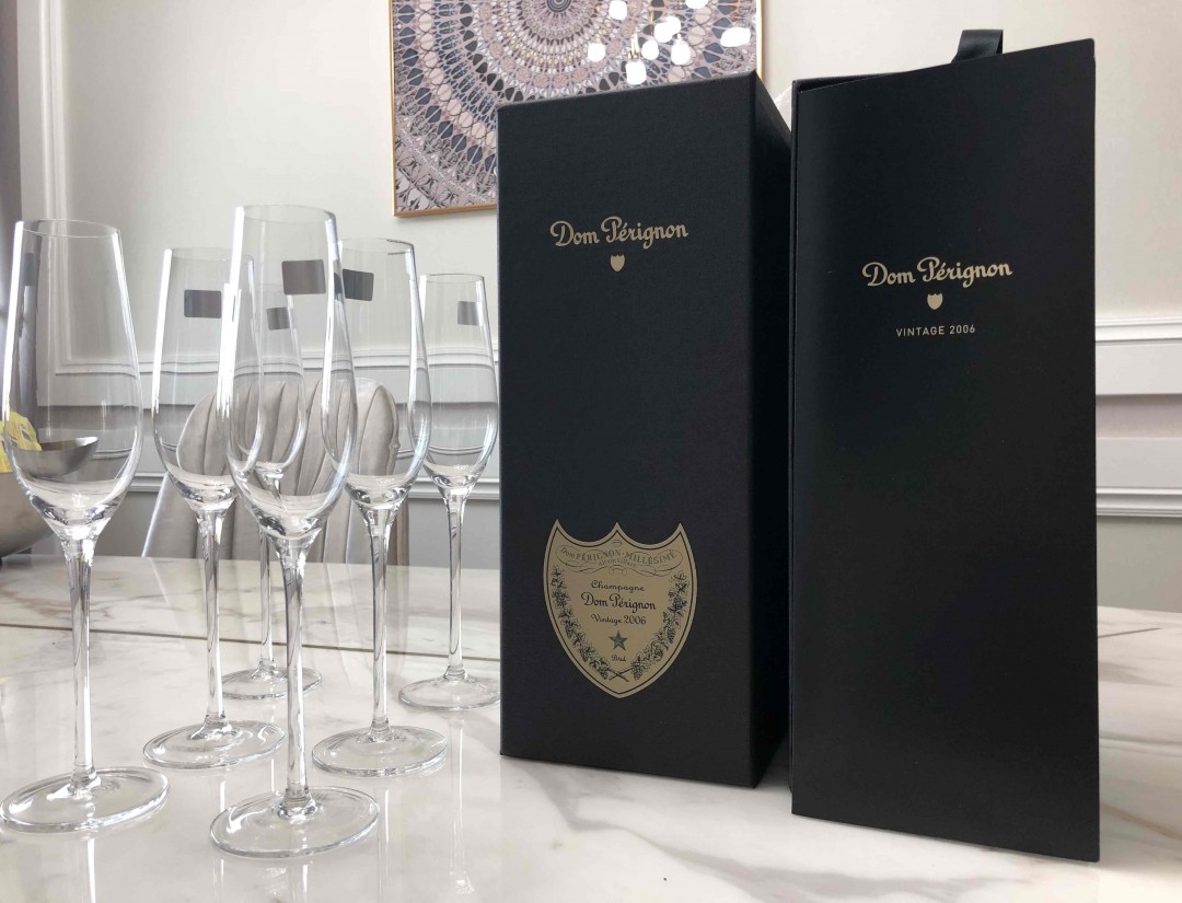 月底生日用的香槟和杯子