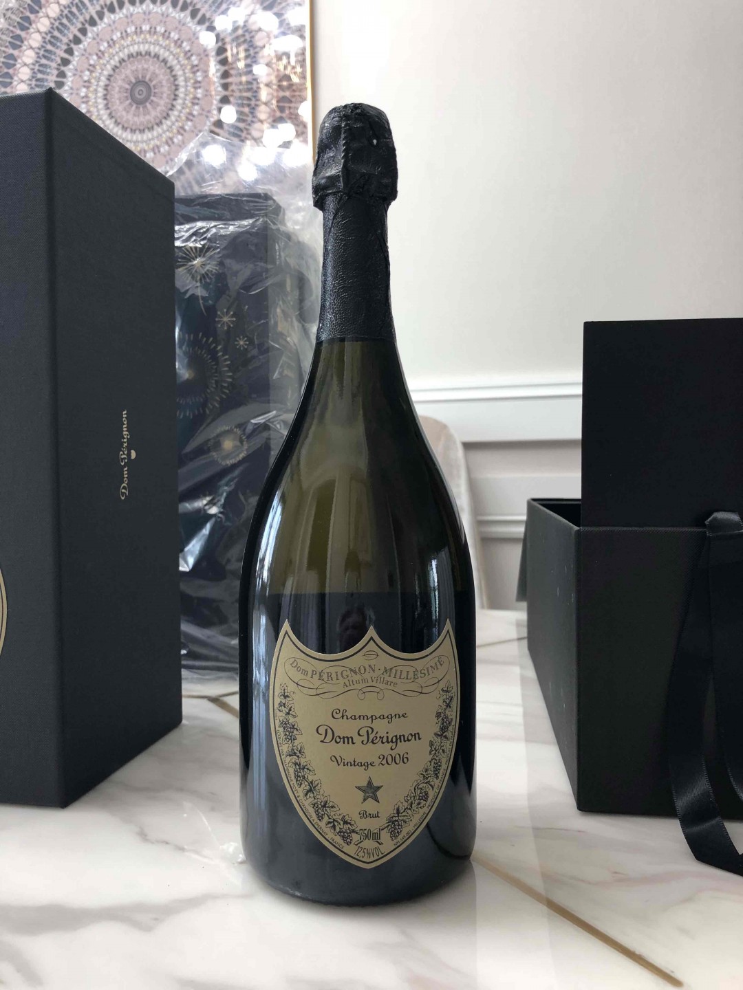 月底生日用的香槟和杯子