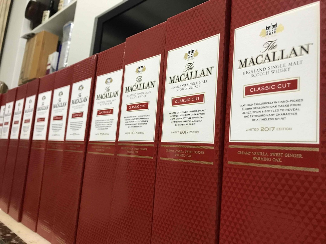 Macallan Classic Cut 2017 美版750ML 桶强，红通通的，特喜气。喜爱高酒精的口感，如果699一瓶的话，非常值得购入。 奶油、巧克力、麦芽香甜