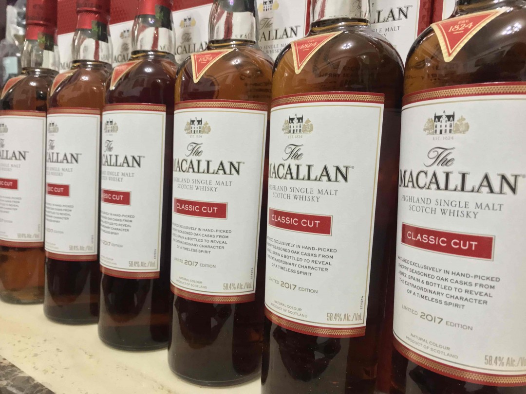 Macallan Classic Cut 2017 美版750ML 桶强，红通通的，特喜气。喜爱高酒精的口感，如果699一瓶的话，非常值得购入。 奶油、巧克力、麦芽香甜